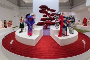 英V&A博物館が『Kimono: Kyoto to Catwalk』展の舞台裏バーチャルツアーを開催