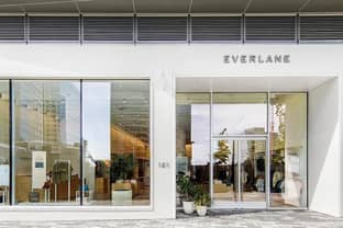 Everlane: il marchio Usa spiega ai clienti quanto costa realizzare i loro abiti