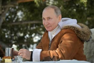 Россиянам назвали стоимость похожего на таежный костюм Путина наряда