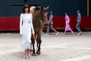 Longchamp presenta una colección “ecuestre” inspirada en la obra del interiorista Pierre Paulin