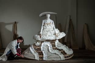 ‘In de maak’: expositie over het maakproces van mode achter de ruiten van De Bijenkorf 