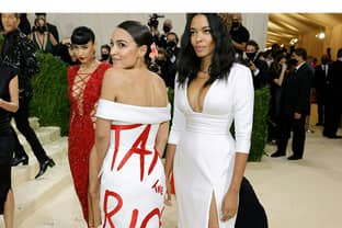 "Taxez les riches" : la robe d'Alexandria Ocasio-Cortez fait parler politique
