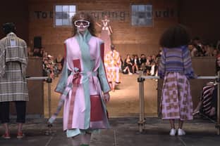 Video: Henrik Vibskov toont eerste 3D-geweven jas op catwalk