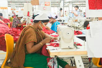 I lavoratori in Bangladesh chiedono salari equi e bloccano la produzione 