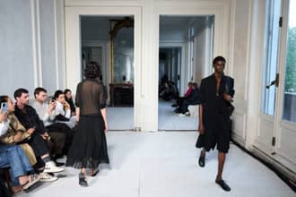    Sabots, foot chic, costume-bermuda : les tendances mode repérées à Paris