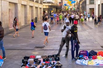 Los “manteros” no perjudican a las marcas: sorprendente sentencia de la AP de Barcelona