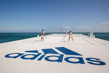 По Большому Барьерному рифу плавает теннисный корт Adidas