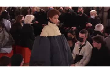 视频。巴黎时装周上的Sacai FW22系列