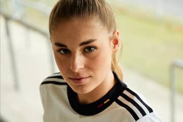 Retro-weiß trifft auf knalliges Mintgrün - adidas präsentiert neue DFB Frauen-Trikots erstmalig auch im Männerschnitt