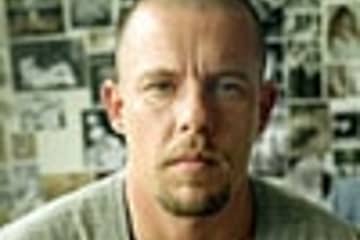 Alexander McQueen stirbt im Alter von 40 Jahren