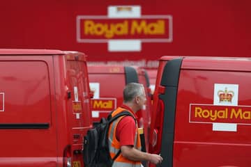 Royal Mail to hire 33,000 Christmas workers to cope with surge in online shopping