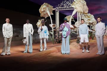 Un jardín francés entre las arenas de Texas: Dior presenta su colección masculina, diseñada junto al rapero Travis Scott y el artista George Condo 