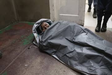 Sheltersuit en beddenfabrikant Auping lanceren zomerslaapzak voor daklozen