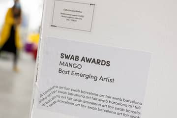 Mango entrega el premio al mejor artista emergente en la feria SWAB