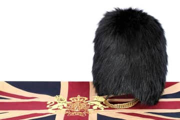  Peta chiede alla Guardia reale inglese di usare pelliccia d'orso sintetica