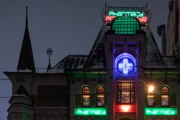 Prada bringt Privatclub und Damien Hirst Installation nach Moskau 