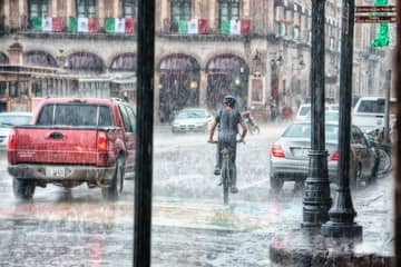 Heavy storms keep UK shoppers away from high street 