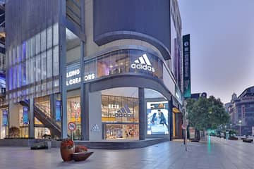 Adidas приостановит работу своих магазинов в России