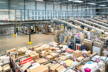 ‘Twee Belgische PostNL-depots blijven na invallen gesloten’