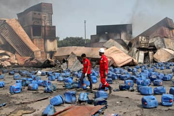 Un bombero cuenta el horror de ver morir a sus compañeros en explosión en Bangladesh