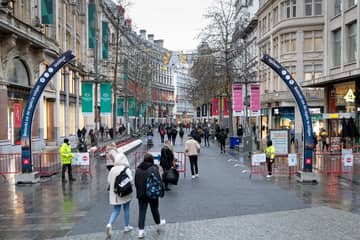 Belgische consumenten vinden na de beperkingen van de coronamaatregelen opnieuw hun weg naar fysieke winkels