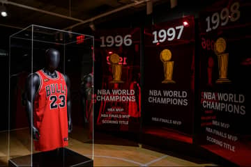 Shirt basketballer Michael Jordan verkocht voor ruim 10 miljoen dollar