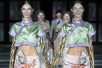 Video: Gucci's SS23 show zet tweelingen met identieke kleren in de spotlight