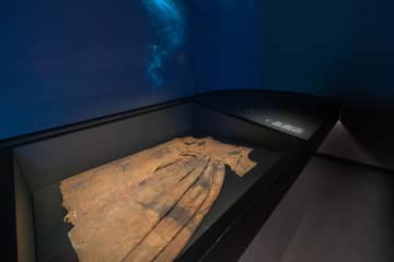Vierhonderd jaar oude trouwjurk ontdekt in lading Palmhoutwrak bij Texel 