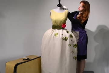 Après 50 ans dans une valise, une robe "porte-bonheur" de Liz Taylor aux enchères