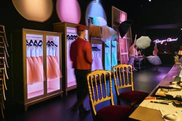 In beeld: een bezoek aan de tentoonstelling 'Le Grand Numéro', gewijd aan Chanel-parfums