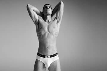 Le tennis man Carlos Alcaraz, héros caliente de la nouvelle campagne Calvin Klein