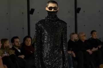 Fashion Week : l'homme Saint Laurent enveloppé dans des robes pull