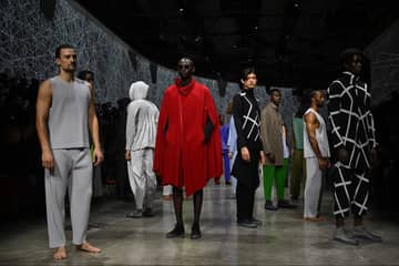 Silueta fluida y geométrica en el desfile masculino de Issey Miyake en París