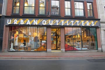 Urban Outfitters, Inc. herstelt winst, maar omzet bij modelabel Urban Outfitters blijft dalen