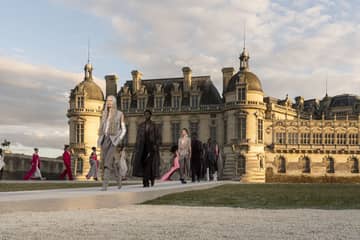 L'haute couture di Valentino ha sfilato presso lo Château de Chantilly