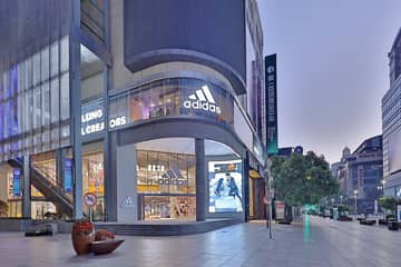 Quartalsumsatz schrumpft wie erwartet: Adidas bestätigt Jahresprognosen