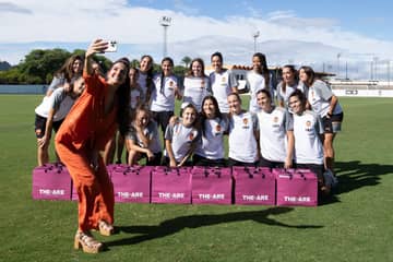 La firma THE-ARE vestirá un año más al Valencia CF Femenino