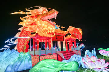 Le Jardin d’Acclimatation fête l’année du dragon avec des sculptures lumineuses en soie, papier ou bambou