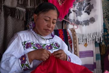 Prada Group versterkt vaardigheden van lokale handwerksters in Mexico