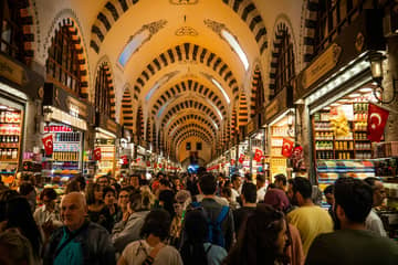 Inundado de falsificaciones, el Gran Bazar de Estambul teme perder su esencia