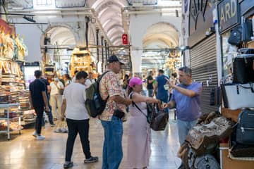 Noyé sous la contrefaçon, le Grand Bazar d'Istanbul craint de perdre son âme 