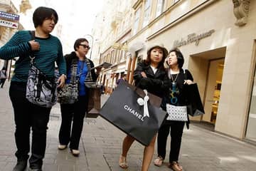 Китайские туристы стали меньше тратить на шопинг