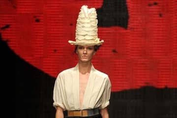 Asimetrías, sombreros y volantes en Semana de la Moda de Nueva York