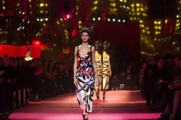Défilés haute couture à Paris: silhouettes longilignes, tulle et fleurs