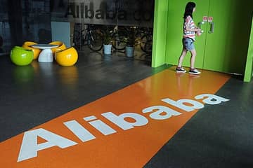 Alibaba "stringe" sulla contraffazione e sbarca a Milano