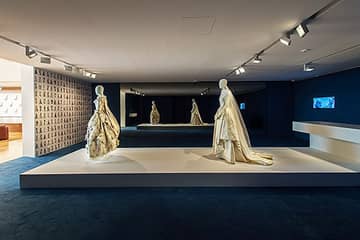 Выставка Louis Vuitton в Италии: история костюма