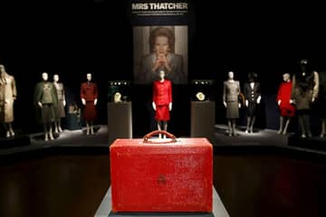 Robes, bijoux, sacs à main: des centaines d'effets personnels de Thatcher aux enchères