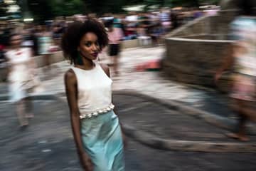 Pasarela callejera en Rio contra la cancelación de su semana de la moda