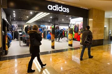 Adidas меняет планы в России