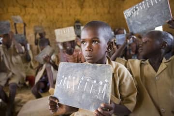 Otto schließt erfolgreich Schulprojekt in Sambia ab